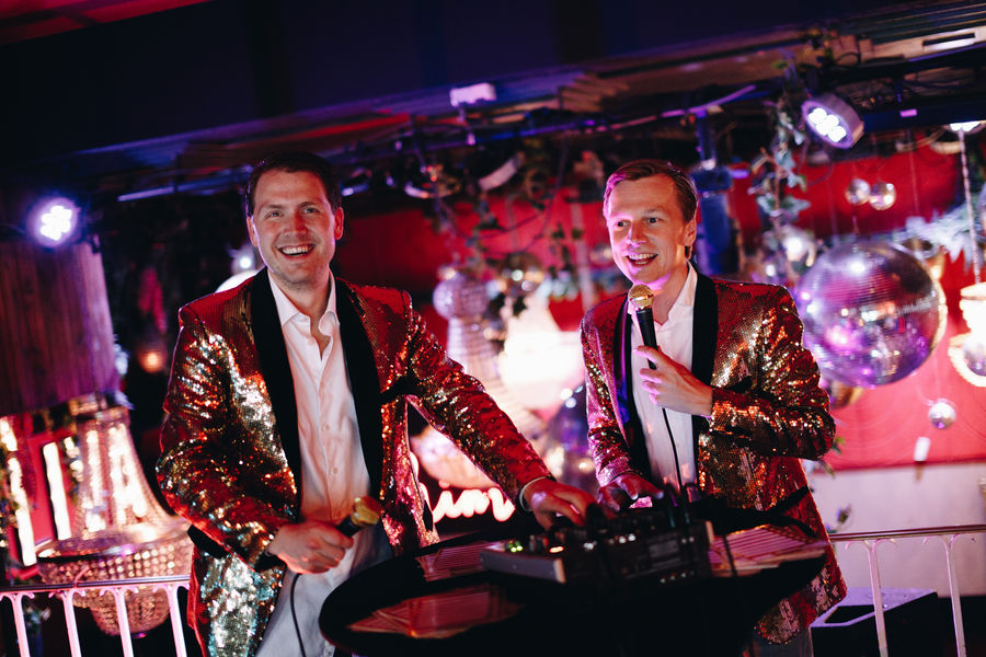 Twee professionele quizmasters van Pubquiz Entertainment in actie